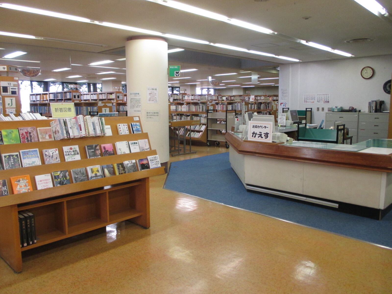伊勢崎市図書館のカウンター前
