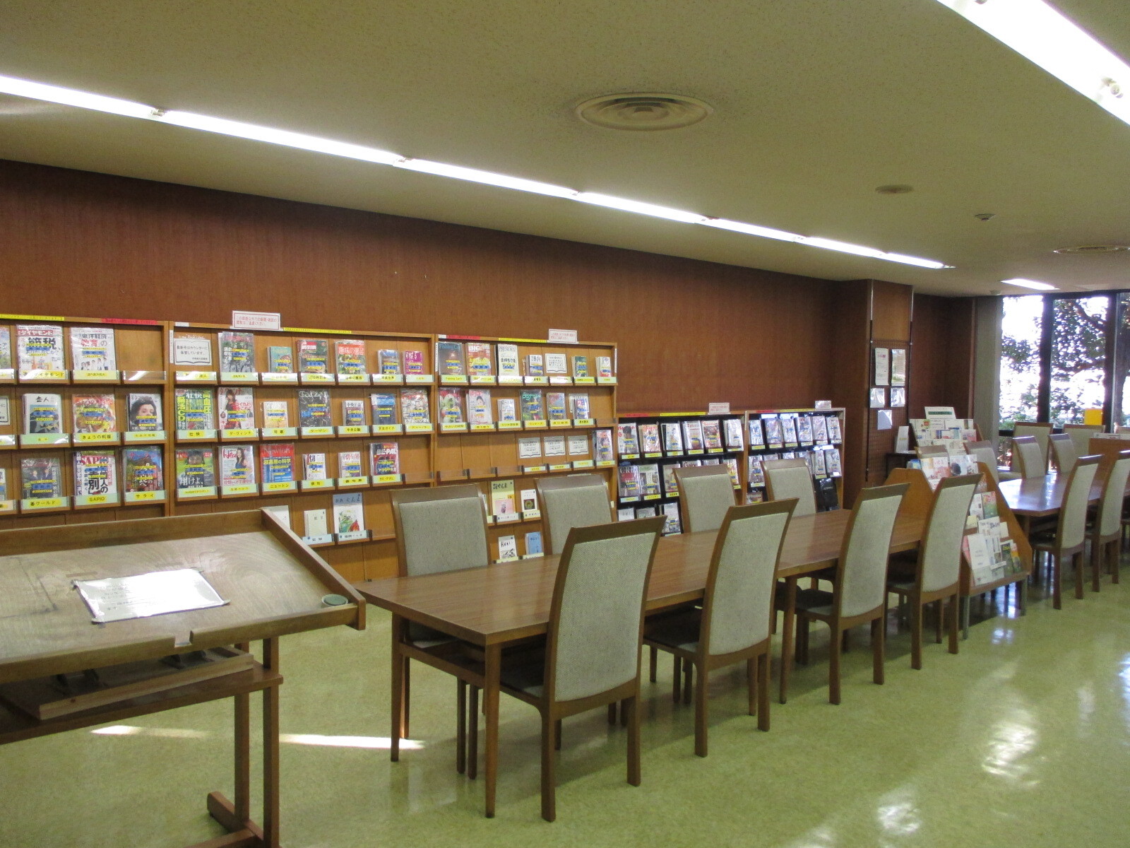 伊勢崎市図書館の館内