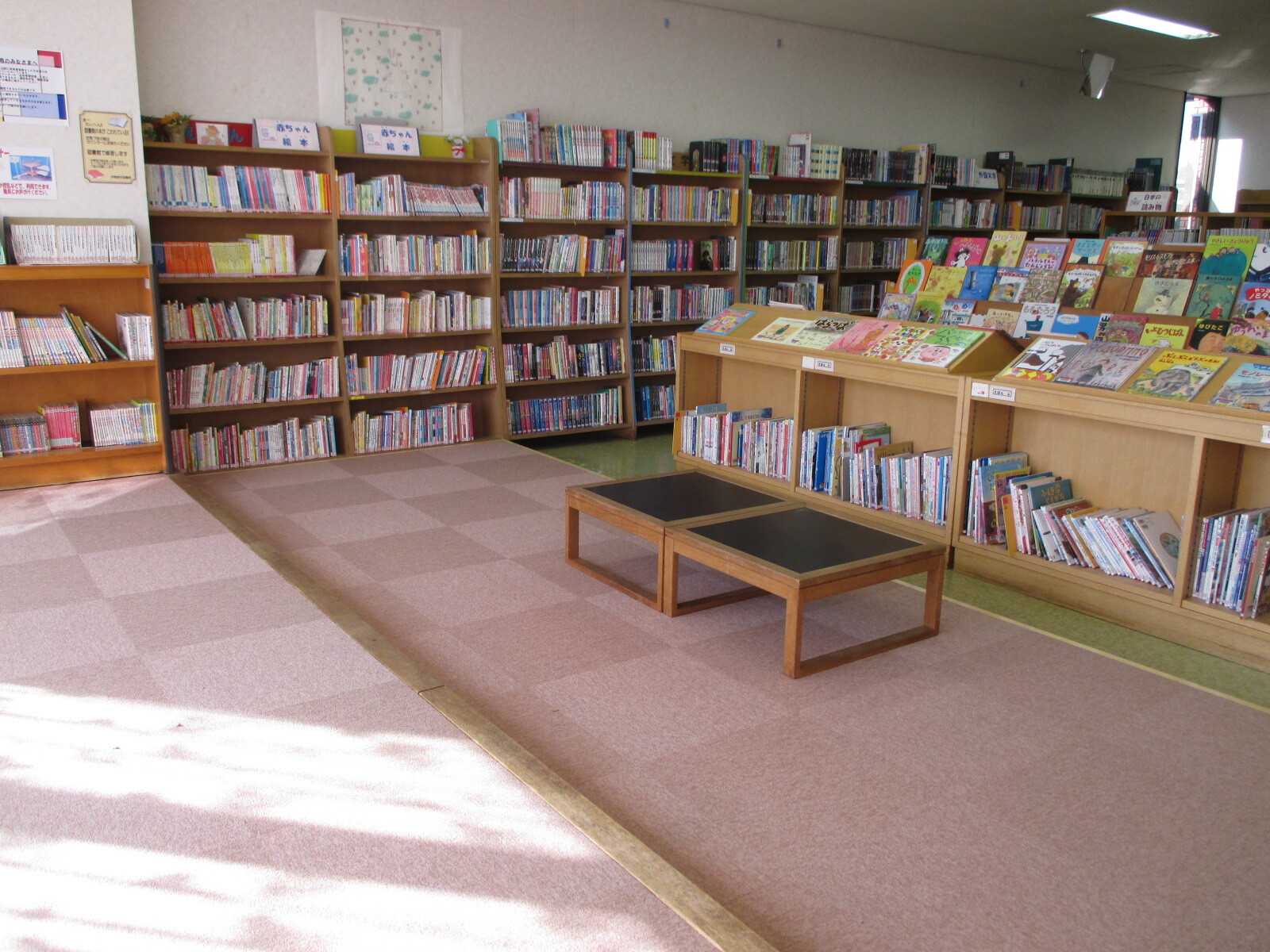 伊勢崎市図書館の館内その2