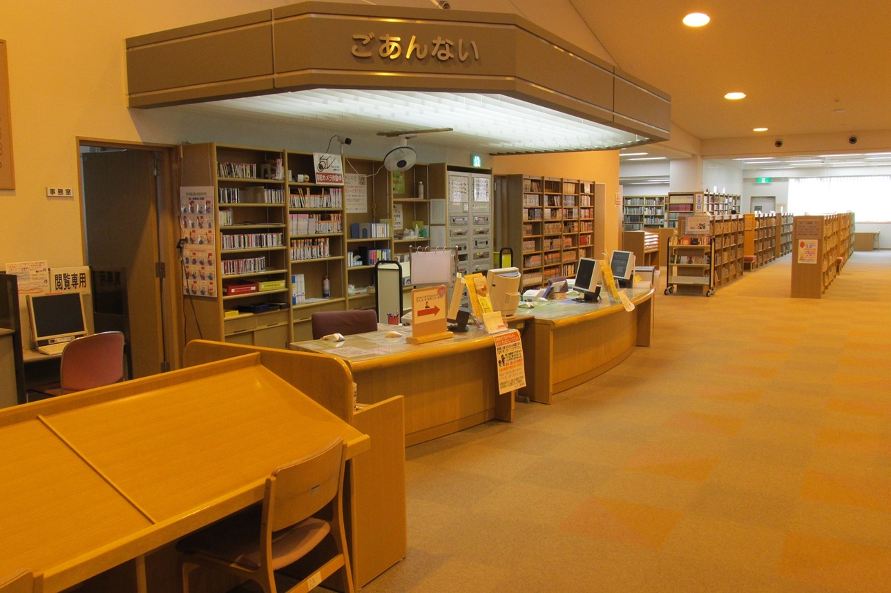 あずま図書館のカウンター前