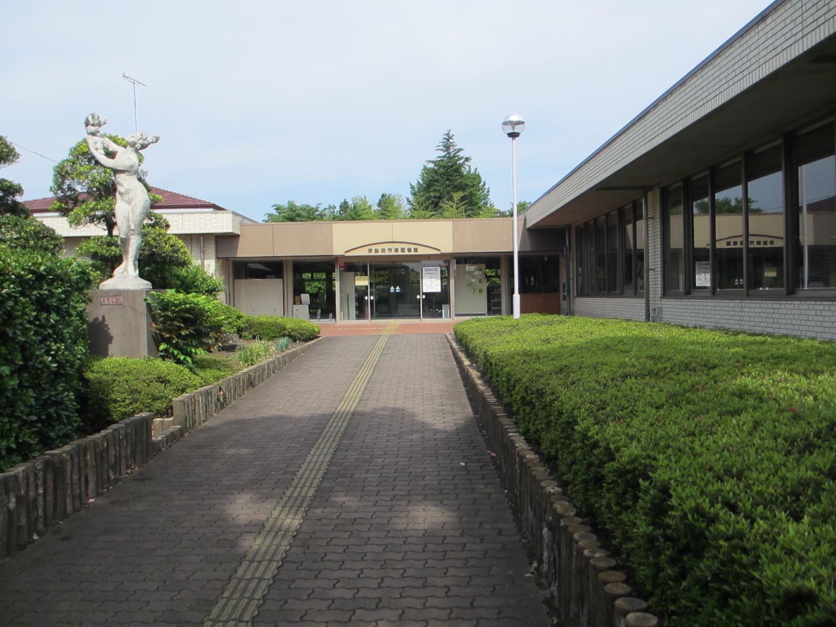 境図書館の外観