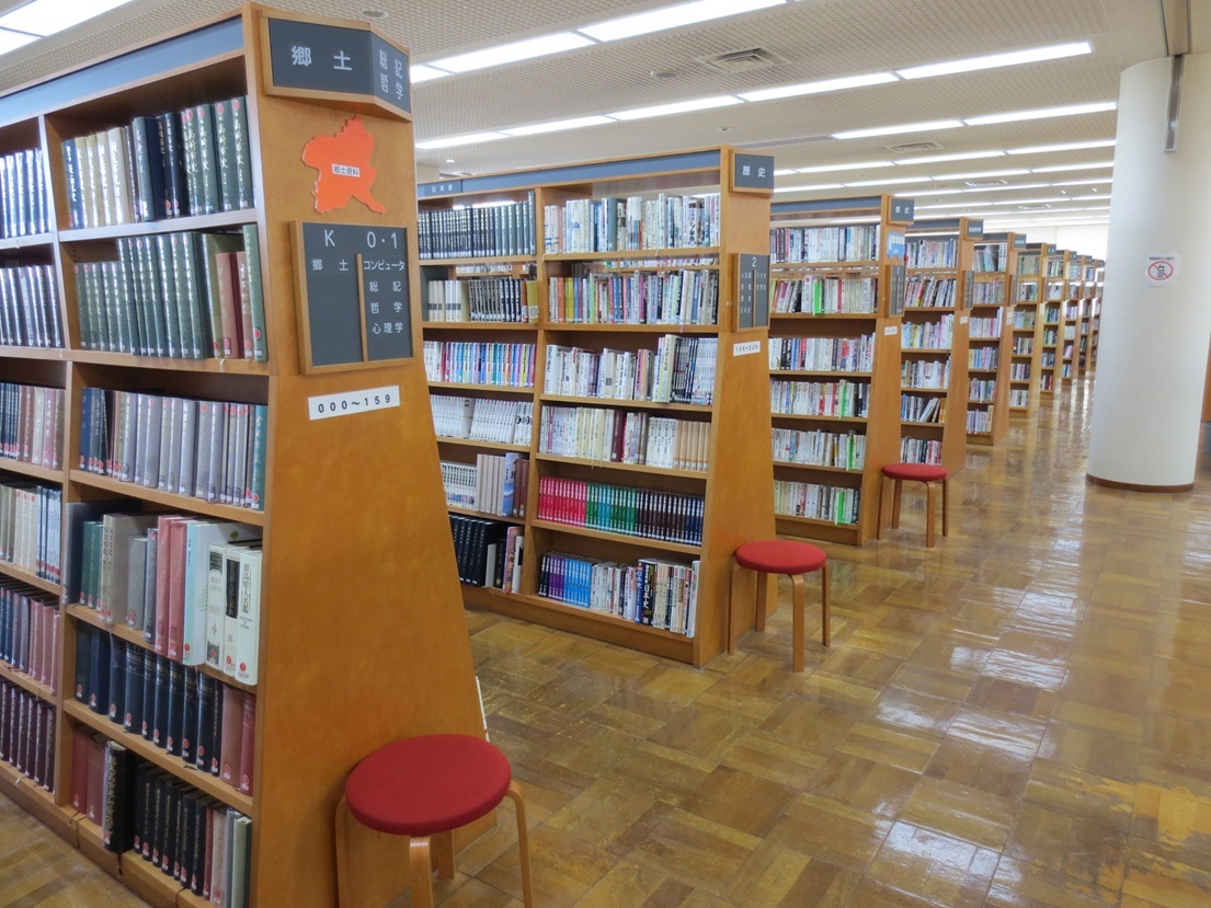 境図書館の一般コーナー