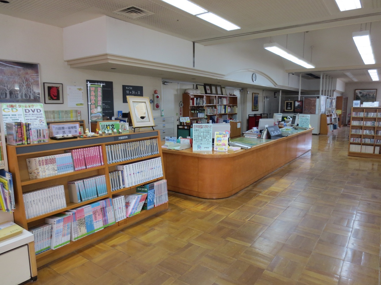境図書館のカウンター付近