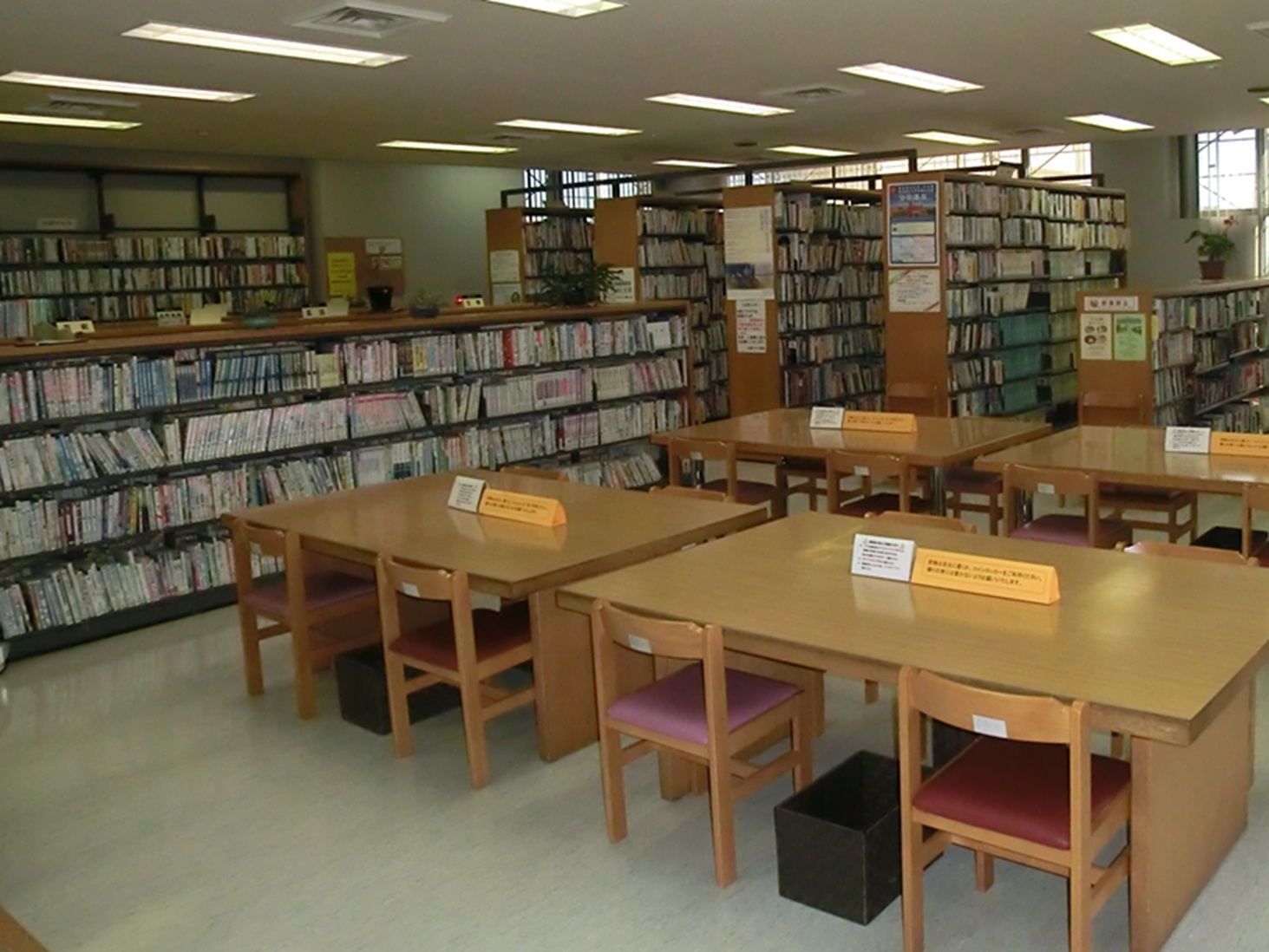 市民プラザ図書館の一般と児童コーナー