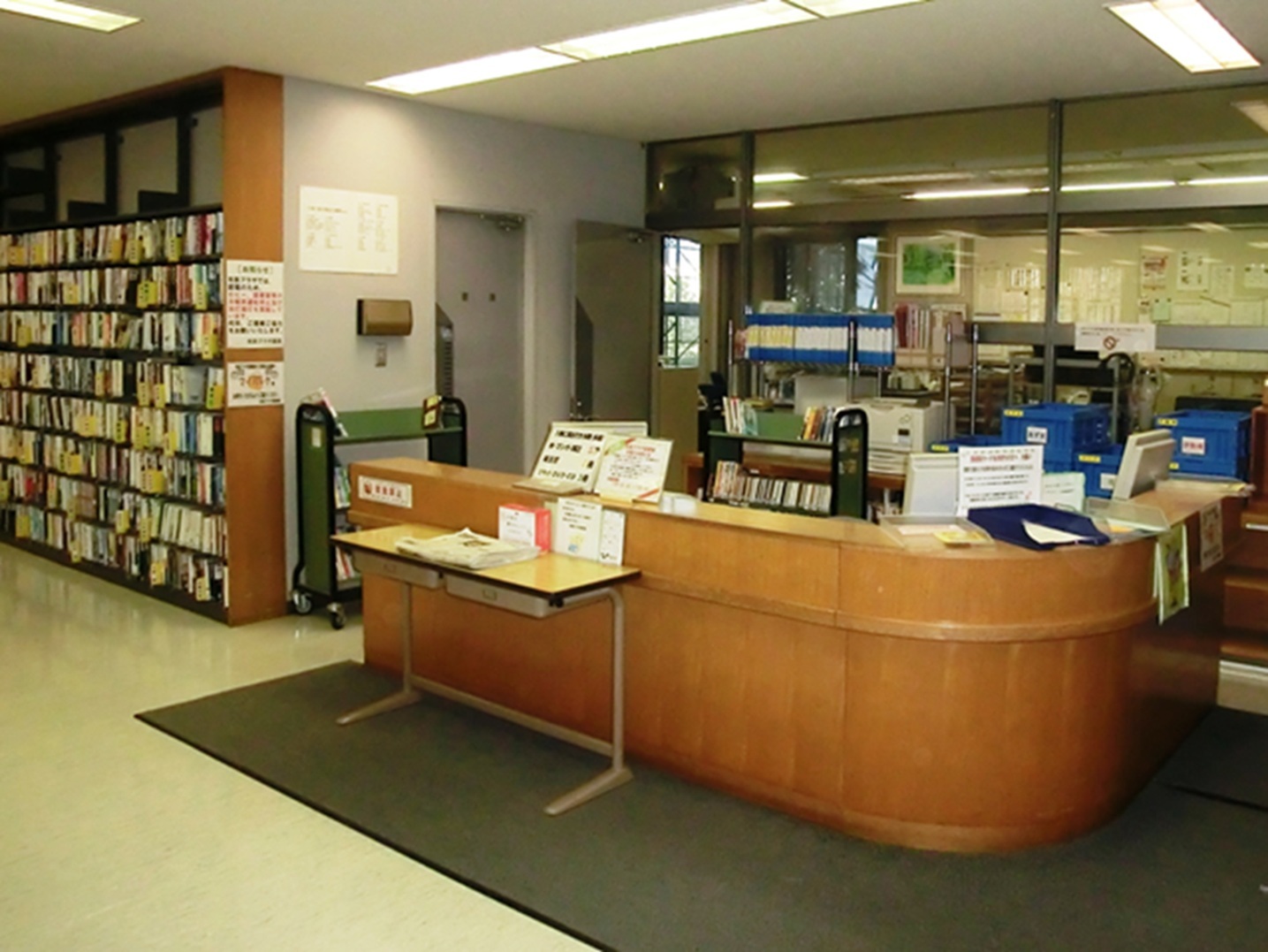市民プラザ図書館のカウンター付近